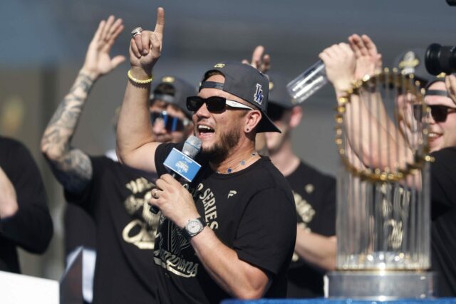 „MLB sa trasie“; “Jeden z neospevovaných hrdinov” logo pochodového šialenstva