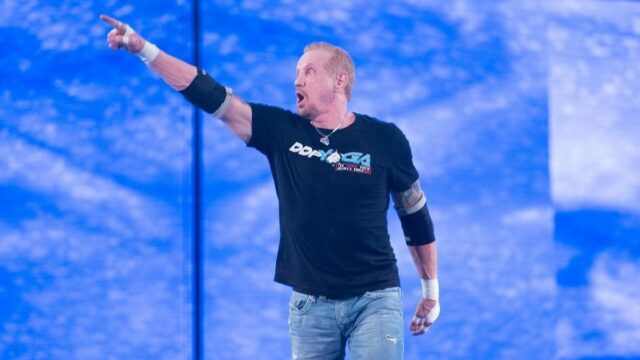 „Má všetko“ – WWE vyzvala, aby dala 43-ročnej hviezde „prekliatu loptu“ od DDP
