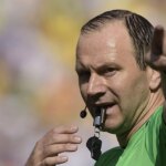 Rozhodca Jonas Eriksson gestikuluje a fúka do píšťalky