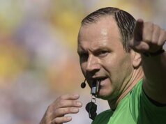 „Najbohatší rozhodca“ sveta vysvetlil, prečo si udržal prácu napriek neuveriteľnému čistému majetku Rozhodca Jonas Eriksson gestikuluje a fúka do píšťalky