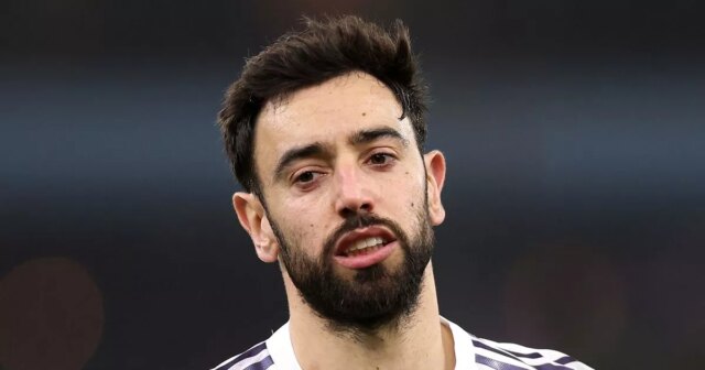 Bruno Fernandes z Manchestru United odchádza z ihriska so zranením po polčase počas zápasu Premier League medzi Aston Villou a Manchestrom United vo Villa Parku 21. decembra 2025 v Birminghame v Anglicku.