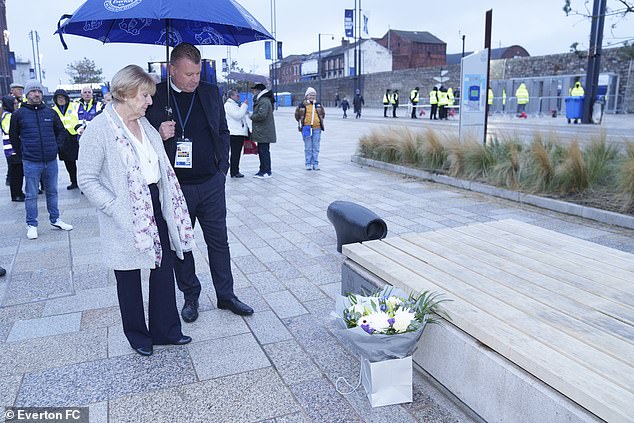 „Po jeho smrti som 10 rokov nesledoval futbal – stále Matka Garyho Speeda, Carol, sa v sobotu zúčastní na odhalení „hovoriacej lavičky“ venovanej Garymu na štadióne Evertonu Hill Dickinson. Myšlienka vzišla z fóra fanúšikov klubu a cieľom je poskytnúť fanúšikom priestor na diskusiu o problémoch duševného zdravia.