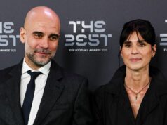 „Porušený sľub“ Pepa Guardiolu ako 30-ročného partnera sa „sťahuje z rodinného domu“ Josep 'Pep' Guardiola, manažér Manchestru City, vyzerá skľúčene pred zápasom Premier League medzi Manchester United FC a Manchester City FC na Old Trafford 6. apríla 2025 v Manchestri v Anglicku.