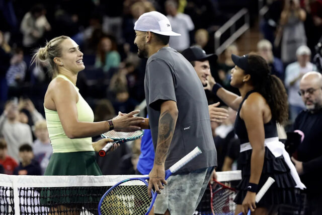 „Prázdna a neseriózna“: Aryna Sabalenka vs Nick Kyrgios nie je (Pôvodný titulok) Tenisovú hviezdu Billie Jean Kinga privádzajú na kurt štyria muži na zápas medzi pohlaviami s 55-ročnou starnúcou tenisovou hviezdou Bobbym Riggsom.