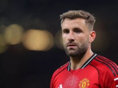 „Rozpačitá“ reakcia Luka Shawa na poctu Man Utd hovorí za veľa Luke Shaw počas zápasu Premier League medzi Manchester United a West Ham United na Old Trafford.