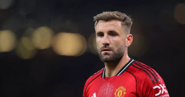 „Rozpačitá“ reakcia Luka Shawa na poctu Man Utd hovorí za Luke Shaw počas zápasu Premier League medzi Manchester United a West Ham United na Old Trafford.