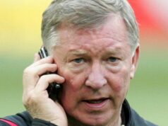 „Sir Alex Ferguson zazvonil, keď som pozeral Coronation Street – musel som ho sklamať“ Manažér Manchestru United Sir alex Ferguson rozpráva na svojom mobilnom telefóne počas tréningu na San Siro, Miláno, Taliansko.