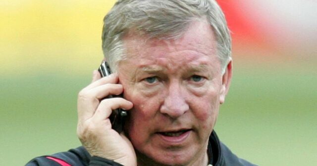 Manažér Manchestru United Sir alex Ferguson rozpráva na svojom mobilnom telefóne počas tréningu na San Siro, Miláno, Taliansko.