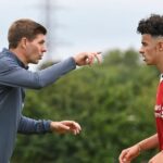 Tréner Liverpoolu do 18 rokov Steven Gerrard hovorí s Curtisom Jonesom