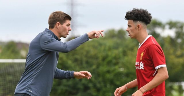 Tréner Liverpoolu do 18 rokov Steven Gerrard hovorí s Curtisom Jonesom