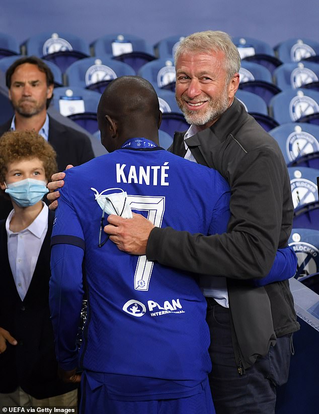 „Zaplať, Roman“: Keir Starmer sa vyhráža bývalému majiteľovi Chelsea Abramovičovi Predseda vlády na Dolnej snemovni povedal, že dáva ruskému oligarchovi poslednú šancu dobrovoľne previesť peniaze na humanitárne účely na Ukrajine, ako bolo dohodnuté, keď v roku 2022 predal klub v západnom Londýne.