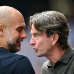 Pep Guardiola, manažér Manchestru City, komunikuje s Thomasom Frankom, manažérom Tottenham Hotspur, počas zápasu Premier League medzi Manchester City a Tottenham Hotspur na Etihad Stadium 23. augusta 2025 v Manchestri v Anglicku.