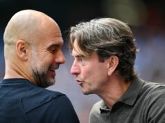 15 hráčov, ktorí by mohli chýbať medzi Tottenhamom a Man City, keďže Pep Guardiola vyvolal obavy zo zranenia Pep Guardiola, manažér Manchestru City, komunikuje s Thomasom Frankom, manažérom Tottenham Hotspur, počas zápasu Premier League medzi Manchester City a Tottenham Hotspur na Etihad Stadium 23. augusta 2025 v Manchestri v Anglicku.