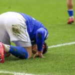 Stret EFL sa zastavil po hororovom zranení, keď hviezda podala kyslík | Futbal | Šport