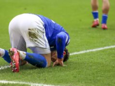 Stret EFL sa zastavil po hororovom zranení, keď hviezda podala kyslík | Futbal | Šport Stret EFL sa zastavil po hororovom zranení, keď hviezda podala kyslík | Futbal | Šport