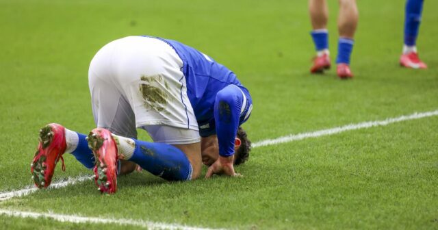 Stret EFL sa zastavil po hororovom zranení, keď hviezda podala kyslík | Futbal | Šport
