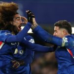Marc Cucurella z Chelsea oslavuje so svojimi spoluhráčmi po góle proti West Hamu