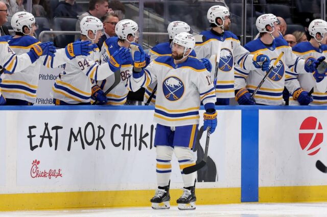 2-gólové úsilie Jasona Zuckera pomohlo k tomu, že Sabres porazili NHL: Buffalo Sabres v New York Islanders