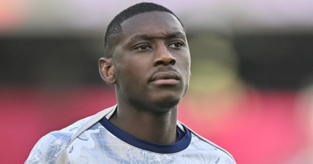 Randal Kolo Muani z Tottenhamu Hotspur sa rozcvičuje pred zápasom Premier League medzi West Ham United a Tottenham Hotspur na londýnskom štadióne