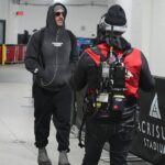 Rozohrávač Pittsburghu Steelers Aaron Rodgers prichádza pred pondelňajším zápasom na divokú kartu