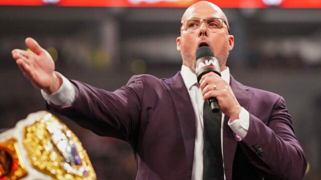 Adam Pearce nazýva hviezdu WWE RAW idiotom
