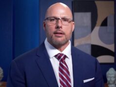 Adam Pearce tvrdí, že „zváži“ návrh hlavných hviezd WWE Adam Pearce tvrdí, že „zváži“ návrh hlavných hviezd WWE