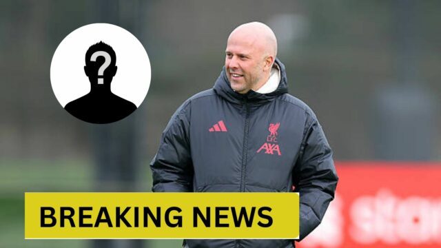 Romaine Mundle z Sunderlandu a Adam Wharton z Crystal Palace bojujú o loptu počas zápasu Premier League na štadióne...