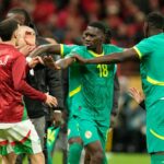 Hráči Senegalu a Maroka sa potýkajú po penaltovom rozstrele počas finále Afrického pohára národov (AP)