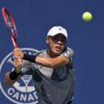 10. augusta 2024; Montreal, Quebec, Kanada; Brandon Nakashima (USA) podáva na IGA Stadium proti Andrey Rublevovi (bez obrázku). Povinný kredit: Eric Bolte-USA TODAY Sports