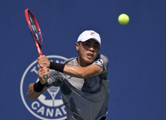 10. augusta 2024; Montreal, Quebec, Kanada; Brandon Nakashima (USA) podáva na IGA Stadium proti Andrey Rublevovi (bez obrázku). Povinný kredit: Eric Bolte-USA TODAY Sports