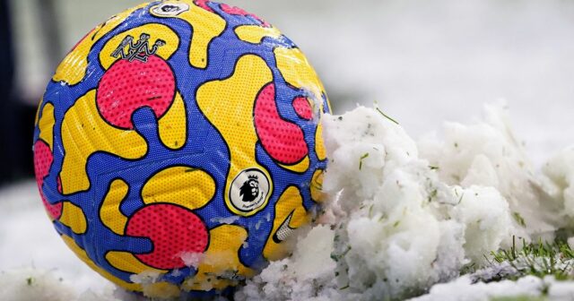 Zápasová lopta Nike na snehu.