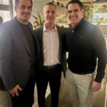 John Harbaugh (v strede) a generálny riaditeľ Joe Schoen v stredu večer v reštaurácii v New Jersey dohodli dohodu s Giants.