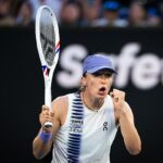 Svetová dvojka Iga ¿wi¿tek oslavuje víťazstvo nad austrálskou kvalifikantkou Maddison Inglisovou na Australian Open