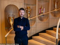 Ako Michael Carrick vyhral preteky o to, aby sa stal hlavným trénerom Man United: Schválenie Sira Alexa Fergusona, posun z tábora Oleho Gunnara Solskjaera, ktorý zanechal hierarchiu narušenú – a prečo sa neobťažovali stretnúť sa osobne s Ruudom van Nistelrooyom Michael Carrick vyhral preteky o to, aby sa stal hlavným trénerom Man United na zvyšok sezóny