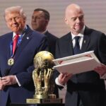 Prezident FIFA Gianni Infantino ukazuje americkému prezidentovi Donaldovi Trumpovi trofej Svetového pohára (Getty)