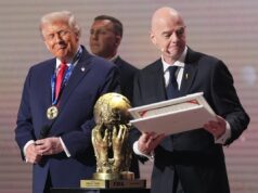 Ako Trumpov útok na Venezuelu zahnal Fifu do kúta pred majstrovstvami sveta Prezident FIFA Gianni Infantino ukazuje americkému prezidentovi Donaldovi Trumpovi trofej Svetového pohára (Getty)