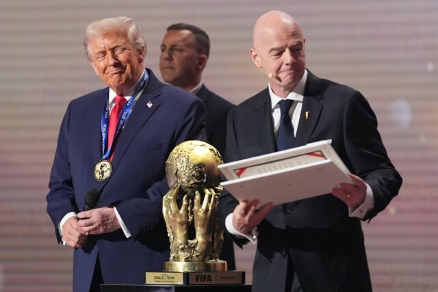 Ako Trumpov útok na Venezuelu zahnal Fifu do kúta pred Prezident FIFA Gianni Infantino ukazuje americkému prezidentovi Donaldovi Trumpovi trofej Svetového pohára (Getty)