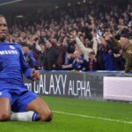 Didier Drogba oslavuje strelenie svojho druhého gólu počas futbalového zápasu anglickej Premier League medzi Chelsea a Tottenhamom Hotspur na Stamford Bridge v Londýne 3. decembra 2014.