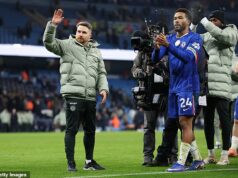 Ako tréner Chelsea do 21 rokov vzdoroval šanciam proti Man City Pepa Guardiolu: Kľúčové taktické vylepšenia, ktoré urobil, keď prehrával 1:0 – a črta, ktorú preukázali jeho hviezdy, na ktorej môže Liam Rosenior stavať, píše KIERAN GILL Tréner Chelsea do 21 rokov McFarlane (vľavo) takticky prekonal Pepa Guardiolu pri remíze Blues s Manchestrom City.