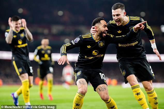 Ako vďaka tancu Michael Carrick bol Manchester United opäť Oslobodený, Man United porazil Arsenal 3:2 v trileri v The Emirates, týždeň po tom, ako zdolal Man City