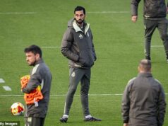 Akolyt Mourinha s chuťou na hádku: Ako sa nový šéf Realu Madrid Alvaro Arbeloa vyhodil s bývalým tímovým kolegom Fernandom Torresom z hovädzieho koláča – a má silné nápady o Trentovi Alexandrovi-Arnoldovi a spol. Alvaro Arbeloa v utorok absolvoval prvé stretnutie v Reale Madrid ako ich nový manažér