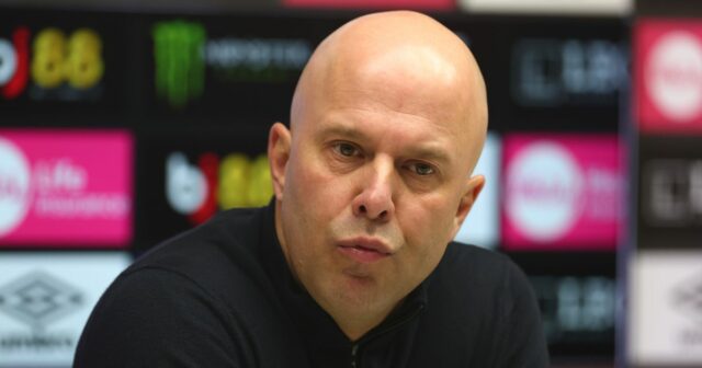 Aktualizácia prestupu Andyho Robertsona do Tottenhamu, keď Arne Slot prelomil Andy Robertson tlieska fanúšikom Liverpoolu.