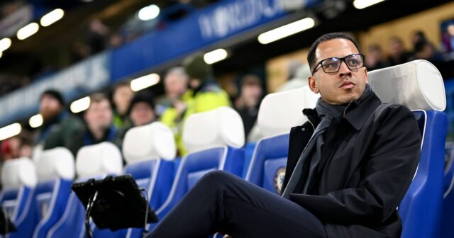 Liam Rosenior sedí v zemľanke