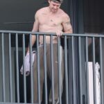 Možno prekonáva škandál, ale hviezda AFL Lachie Neale neprejavila žiadne známky napätia, keď minulý štvrtok prezeral balkón svojej novej mládeneckej vložky v Brisbane.