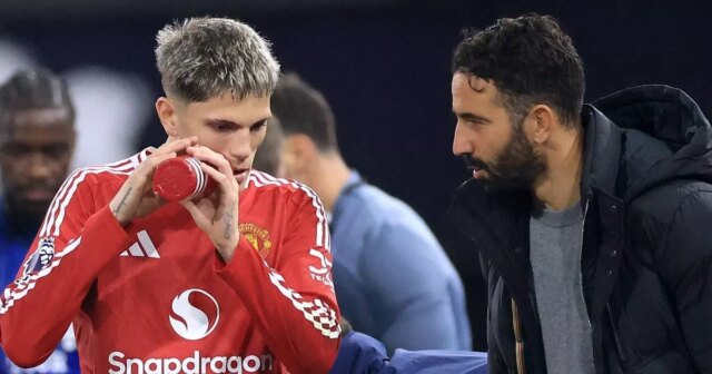 Alejandro Garnacho dostáva pokyny od Rubena Amorima