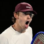 Austrálčan Alex de Minaur oslavuje postup do štvrtého kola Australian Open piatykrát za sebou.