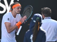 Alexander Zverev zúri kvôli Carlosovi Alcarazovi, ktorý mu na Australian Open vypršal lekársky limit pre „kŕč“. Alexander Zverev bol týmto rozhodnutím nahnevaný (Getty)