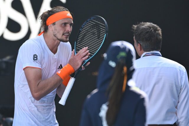 Alexander Zverev bol týmto rozhodnutím nahnevaný (Getty)