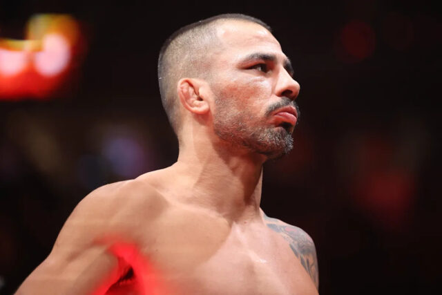 Alexandre Pantoja sa vrátil do telocvične niekoľko týždňov po zranení Download app from appStore