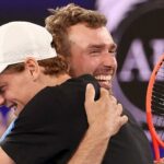 Carlos Alcaraz a jeho kolegovia reagujú po tom, čo Daniil Medvedev stratil bod na Million Dollar One Point Slam